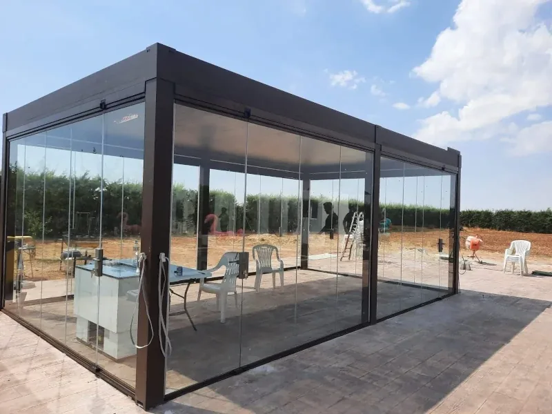 Cortina de cristal panorámica instalada en terraza por INOXA Components