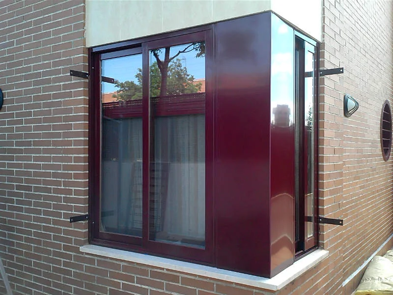 Ventana de aluminio en esquina instalada por INOXA Components en Ciudad Real