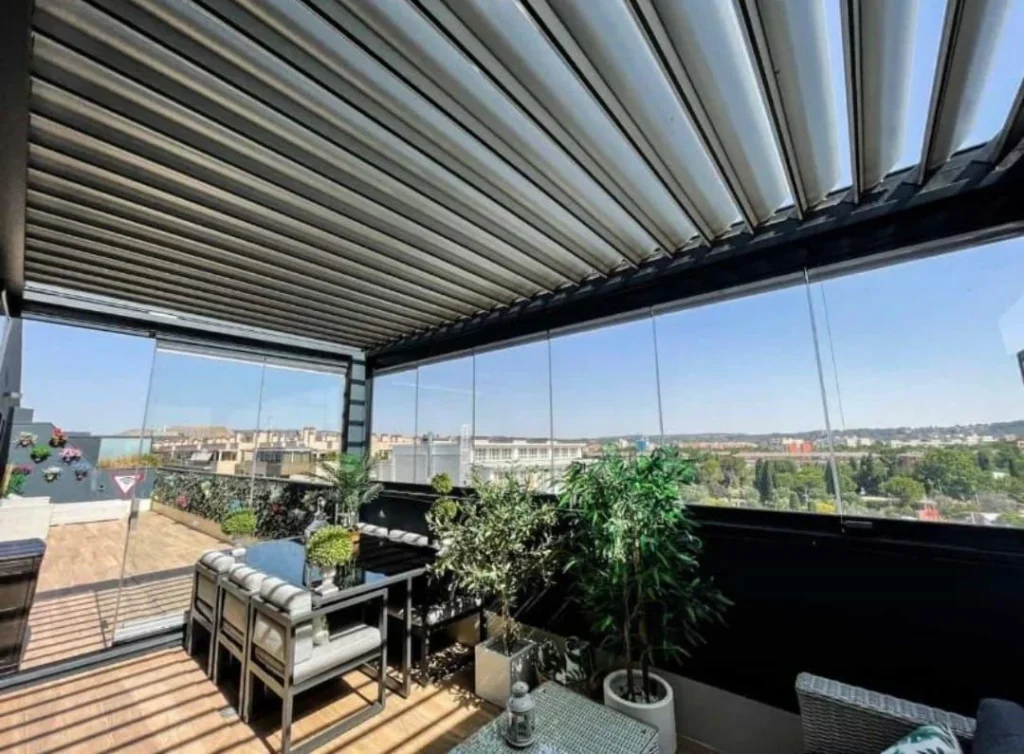 Pérgola bioclimática de aluminio instalada por INOXA Components en Ciudad Real